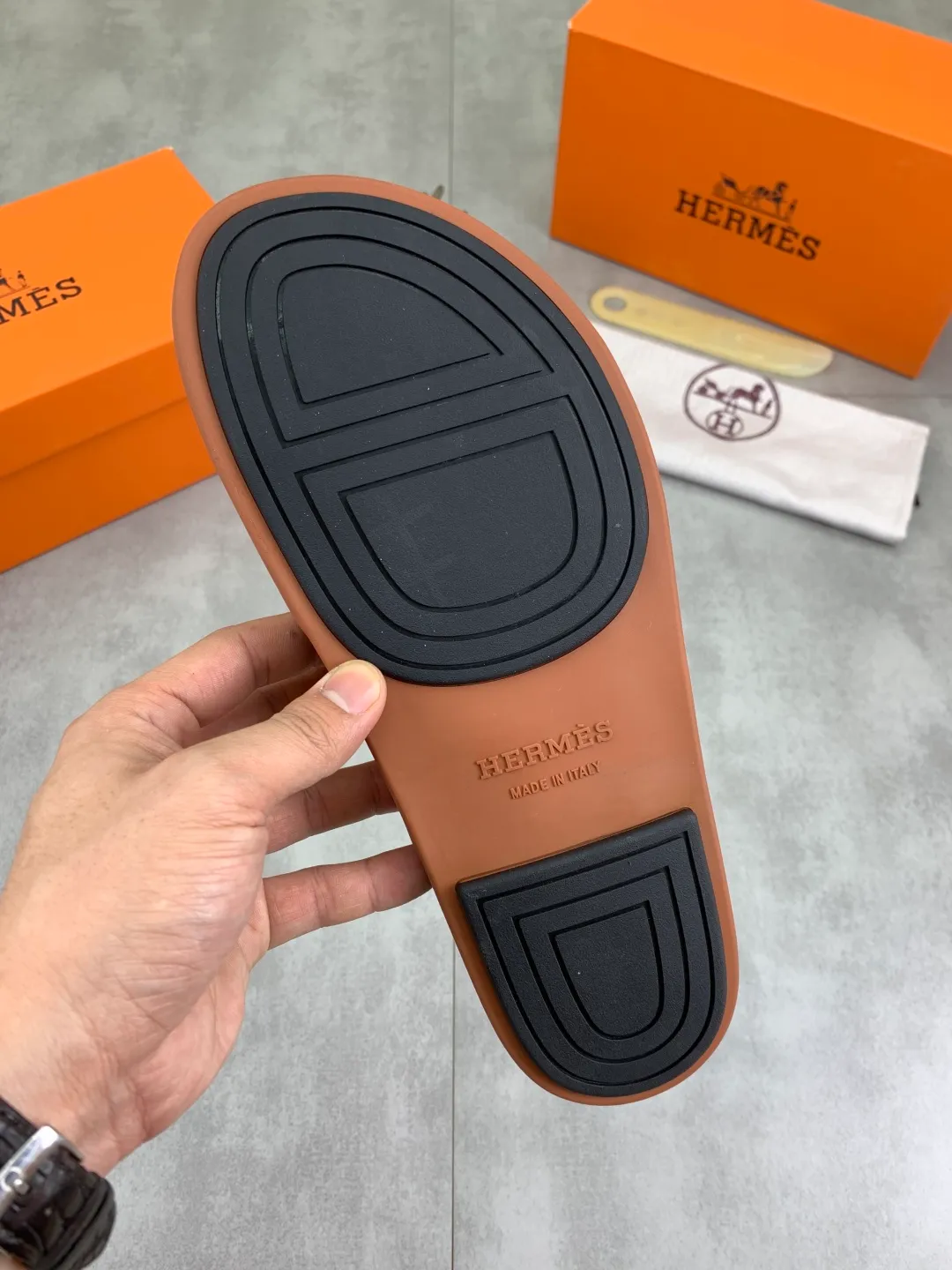 Men's shoes 💰P440 New [HERMES] high-end quality new Hermès slippers, made of imported silk calfskin, wear-resistant and non-slip rubber outsole. Fashionable and elegant code number: 39-44 (38 45 46 customized)